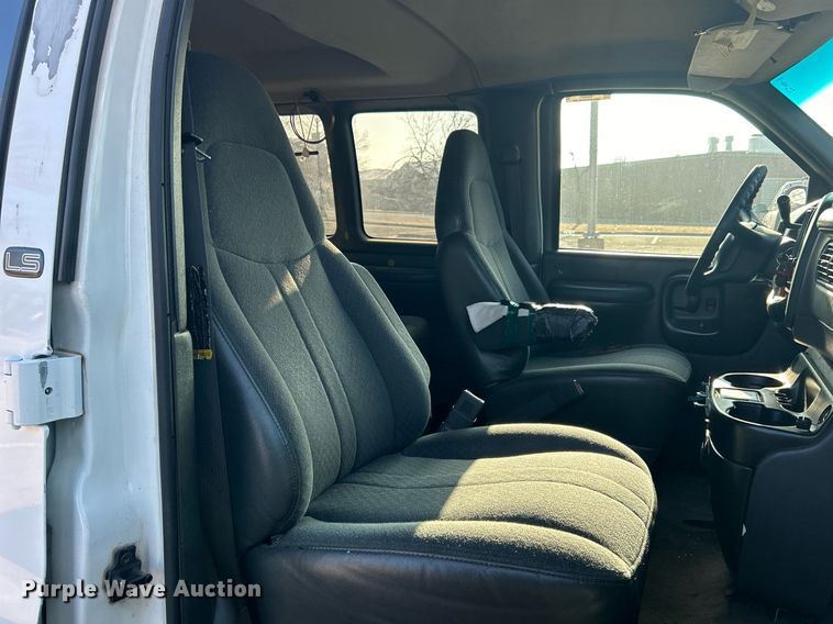 image for item NB9307 2002 Chevrolet Express 1500 van