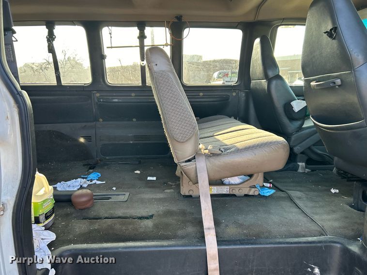 image for item NB9307 2002 Chevrolet Express 1500 van