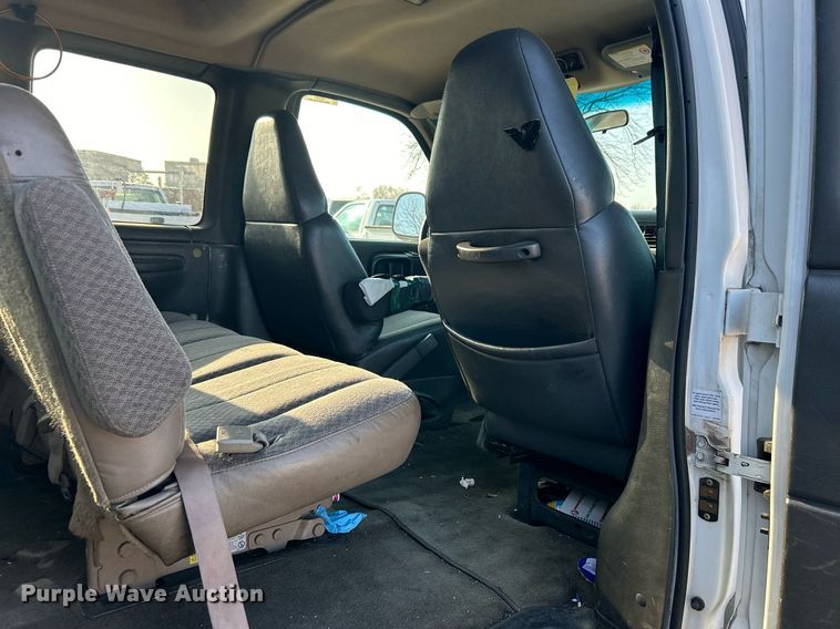 image for item NB9307 2002 Chevrolet Express 1500 van