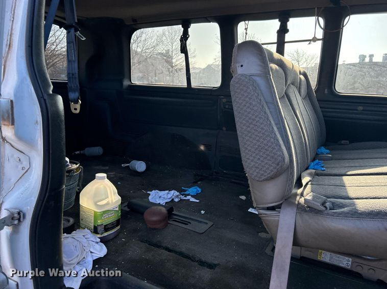 image for item NB9307 2002 Chevrolet Express 1500 van