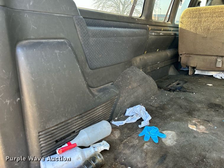 image for item NB9307 2002 Chevrolet Express 1500 van