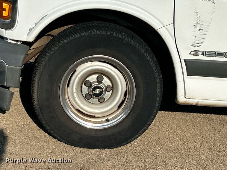 image for item NB9307 2002 Chevrolet Express 1500 van