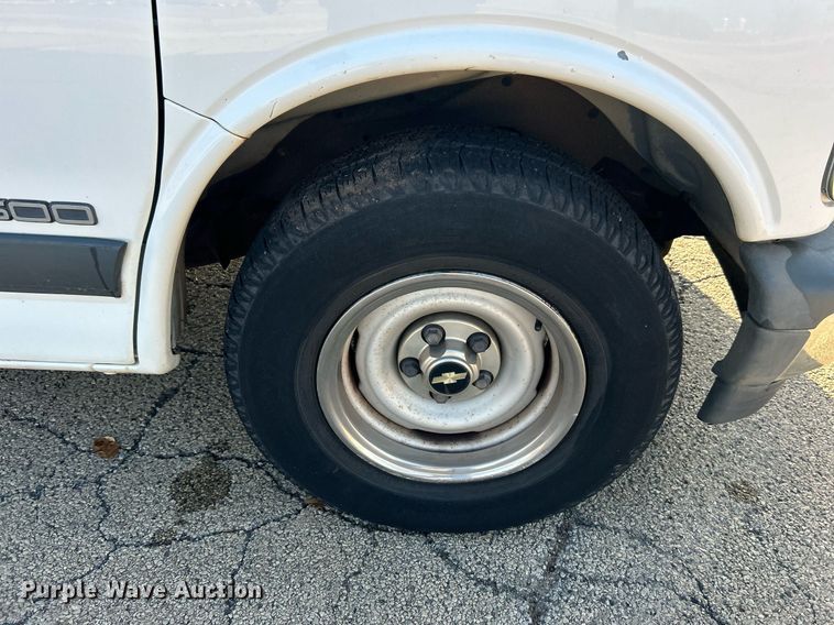 image for item NB9307 2002 Chevrolet Express 1500 van