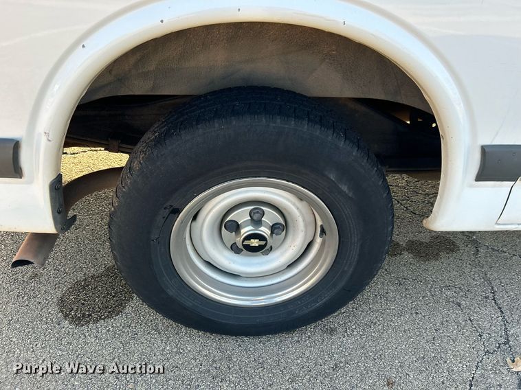 image for item NB9307 2002 Chevrolet Express 1500 van