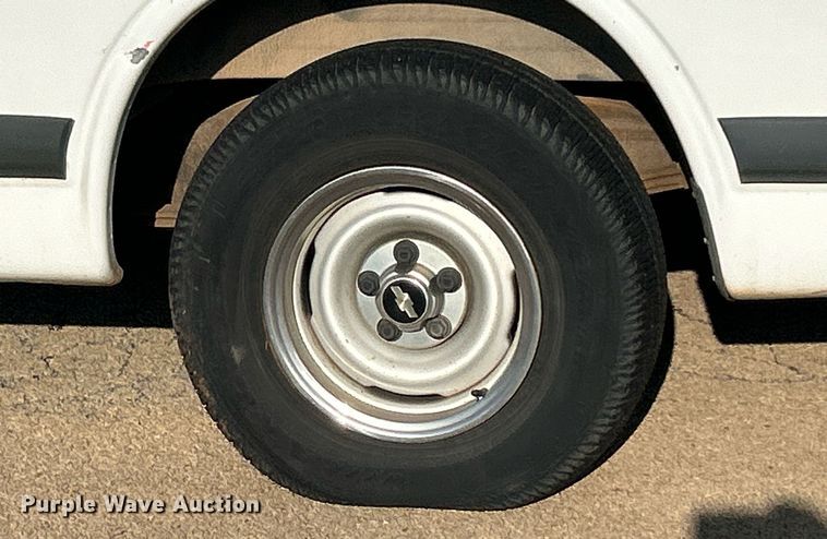 image for item NB9307 2002 Chevrolet Express 1500 van