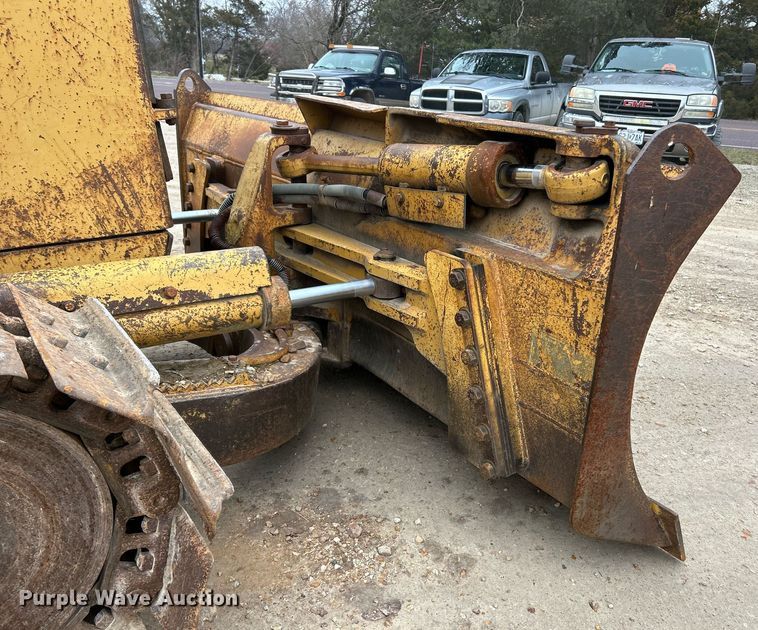 image for item NE9702 1987 Caterpillar D4H Series II dozer