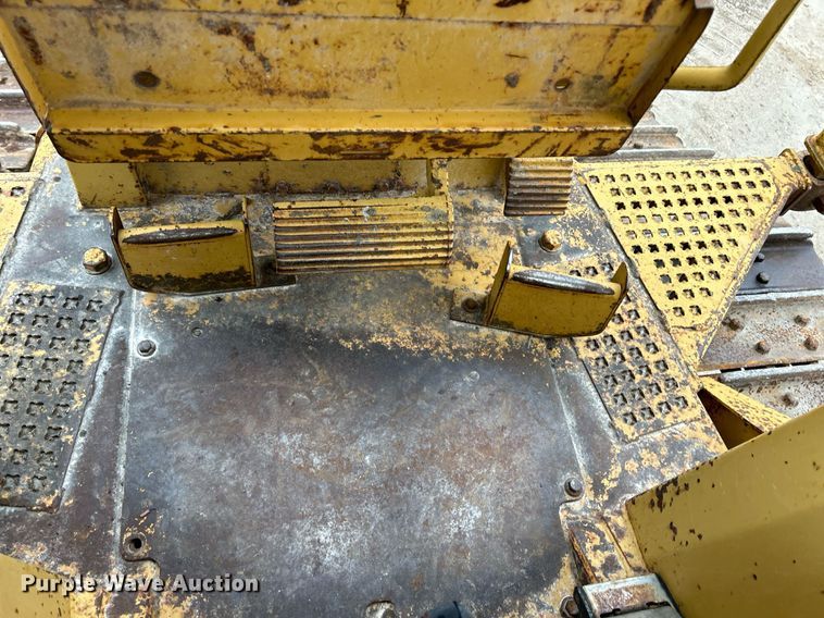image for item NE9702 1987 Caterpillar D4H Series II dozer