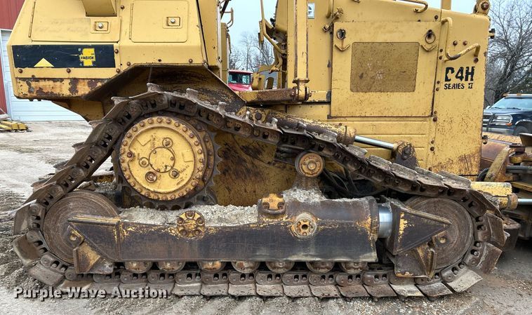 image for item NE9702 1987 Caterpillar D4H Series II dozer