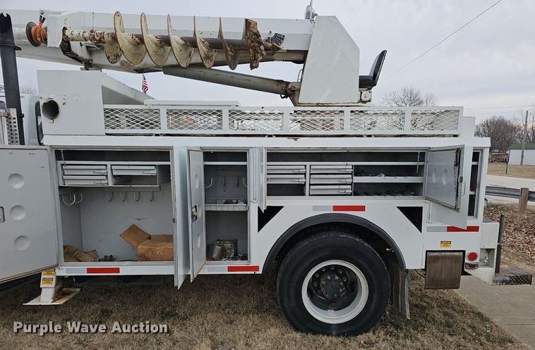 image for item NP9343 1985 Ford F8000 digger derrick truck