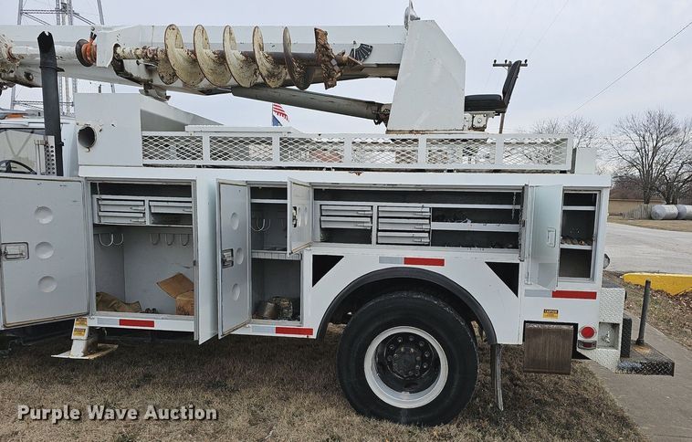 image for item NP9343 1985 Ford F8000 digger derrick truck