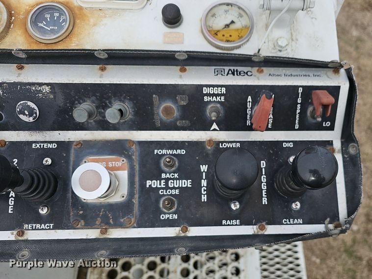 image for item NP9343 1985 Ford F8000 digger derrick truck