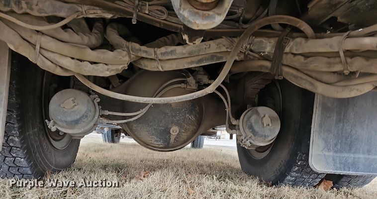 image for item NP9343 1985 Ford F8000 digger derrick truck