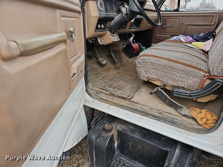 image for item NP9343 1985 Ford F8000 digger derrick truck