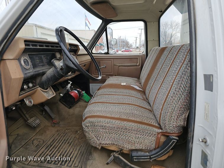 image for item NP9343 1985 Ford F8000 digger derrick truck