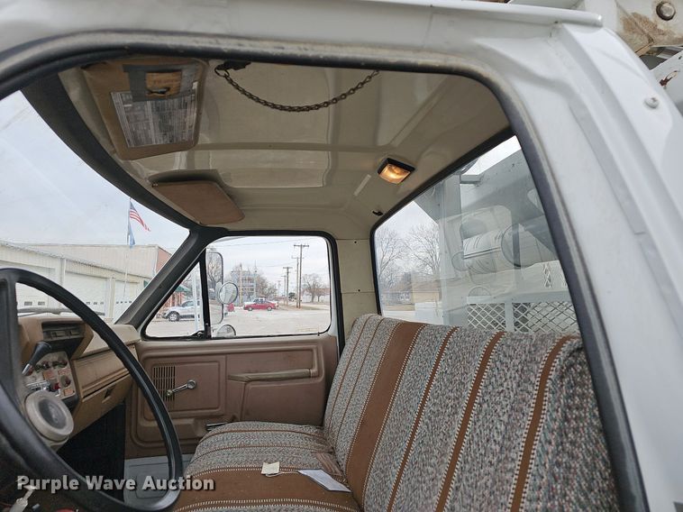 image for item NP9343 1985 Ford F8000 digger derrick truck