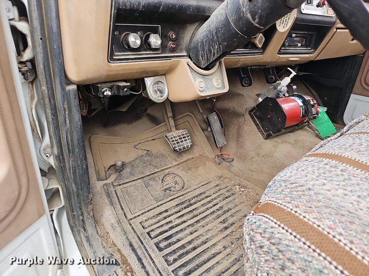 image for item NP9343 1985 Ford F8000 digger derrick truck