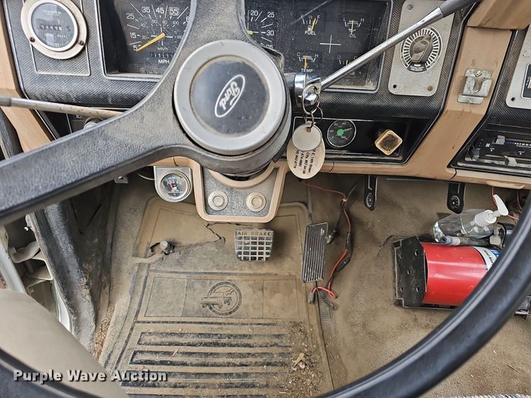 image for item NP9343 1985 Ford F8000 digger derrick truck