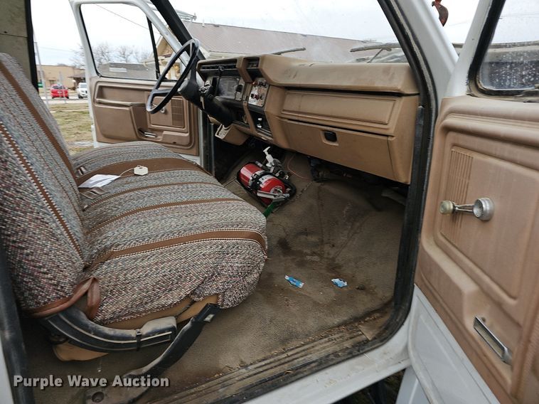 image for item NP9343 1985 Ford F8000 digger derrick truck