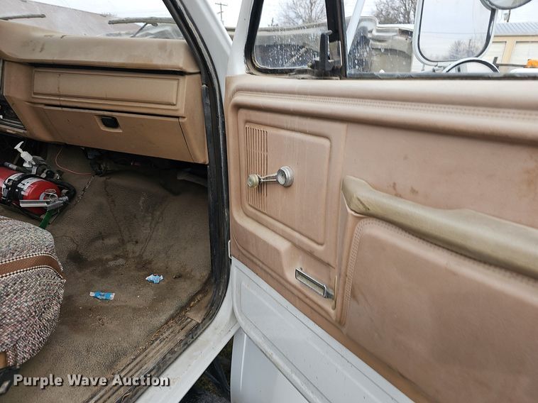 image for item NP9343 1985 Ford F8000 digger derrick truck