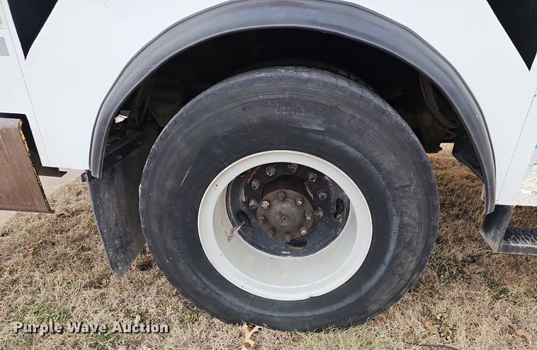 image for item NP9343 1985 Ford F8000 digger derrick truck