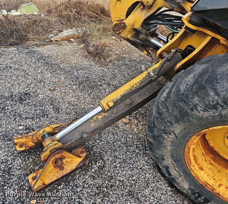 image for item NP9349 2004 John Deere 310SG backhoe