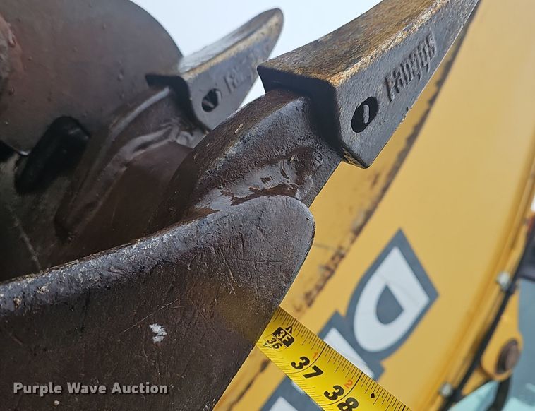 image for item NP9349 2004 John Deere 310SG backhoe