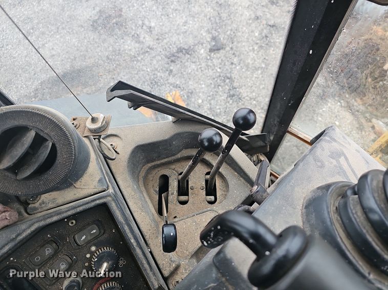 image for item NP9349 2004 John Deere 310SG backhoe