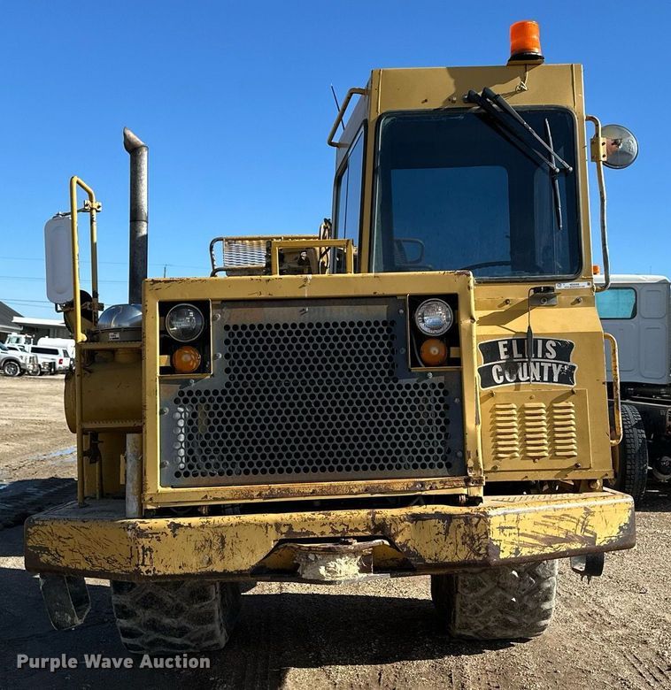 image for item NS9202 1991 Caterpillar  613C elevating scraper