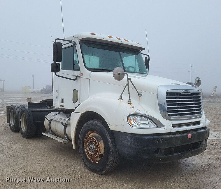 image for item DO4802 2005 Freightliner Columbia  semi truck