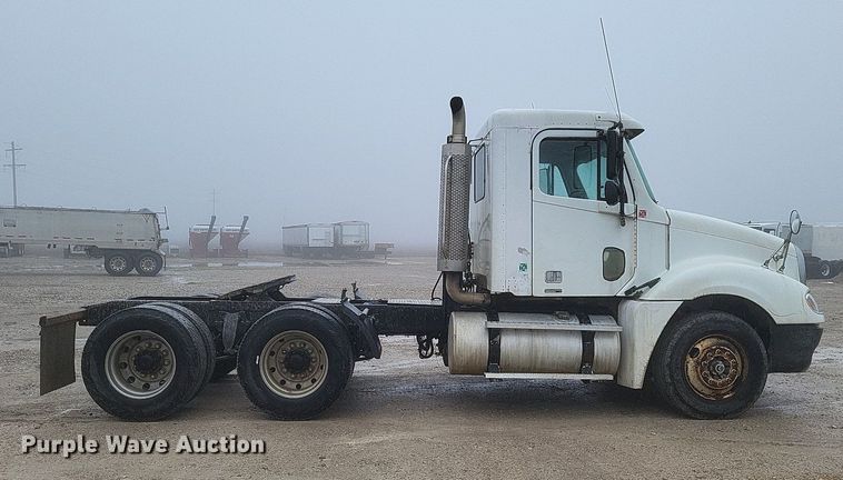 image for item DO4802 2005 Freightliner Columbia  semi truck