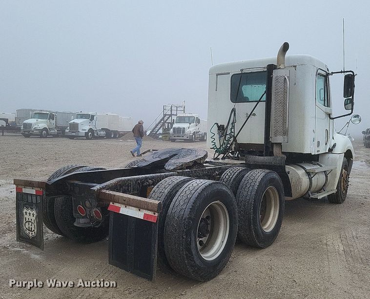 image for item DO4802 2005 Freightliner Columbia  semi truck