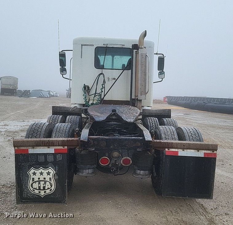 image for item DO4802 2005 Freightliner Columbia  semi truck