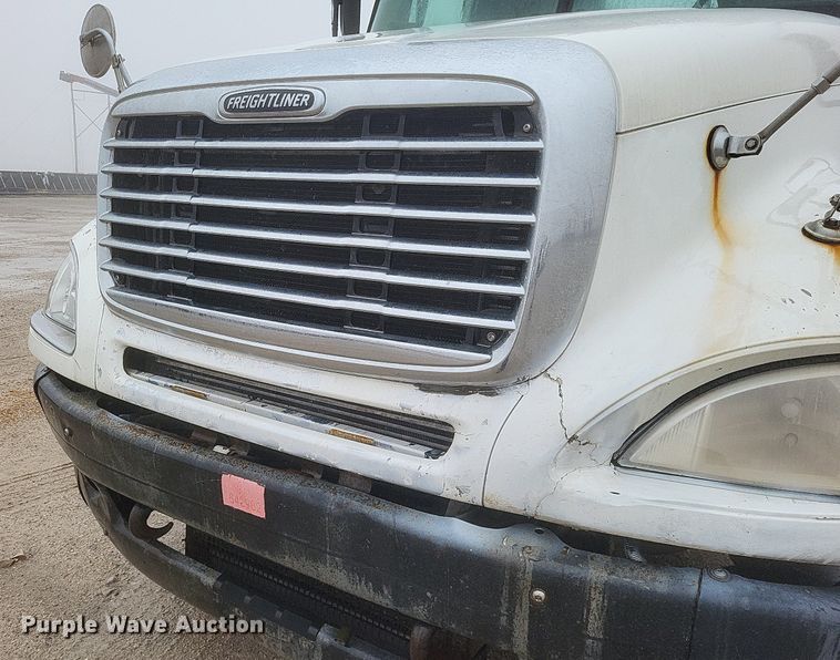 image for item DO4802 2005 Freightliner Columbia  semi truck