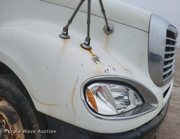 image for item DO4802 2005 Freightliner Columbia  semi truck