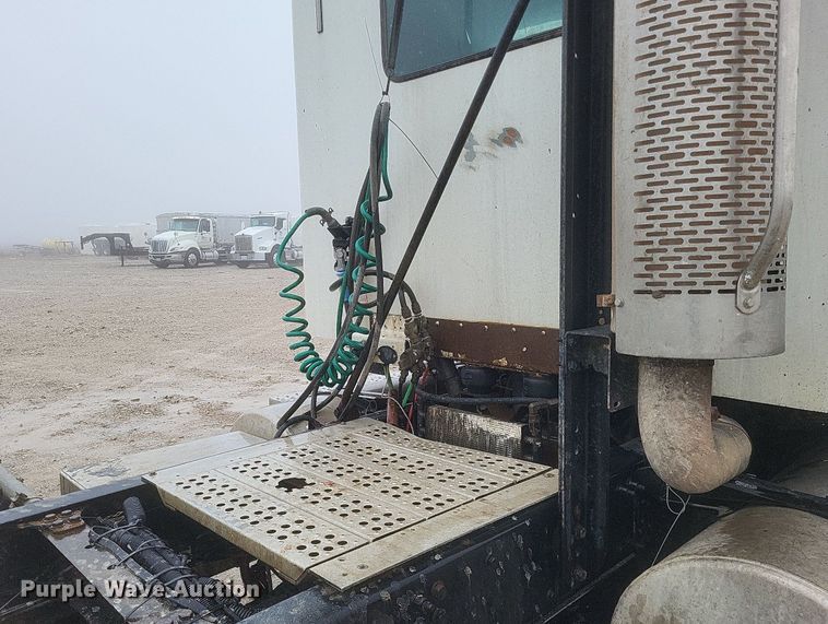 image for item DO4802 2005 Freightliner Columbia  semi truck