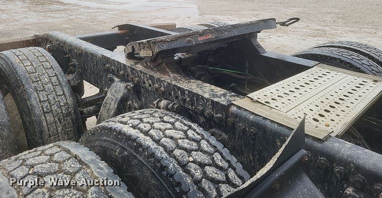 image for item DO4802 2005 Freightliner Columbia  semi truck