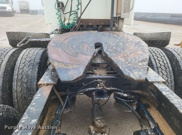 image for item DO4802 2005 Freightliner Columbia  semi truck