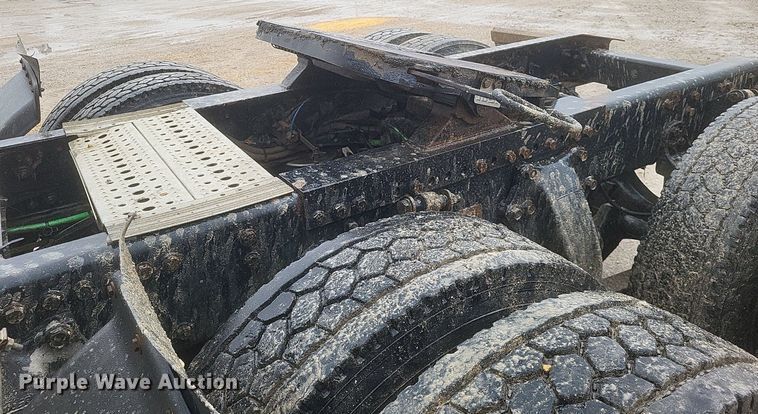 image for item DO4802 2005 Freightliner Columbia  semi truck