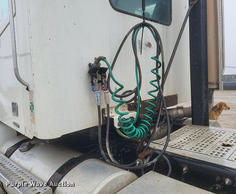 image for item DO4802 2005 Freightliner Columbia  semi truck