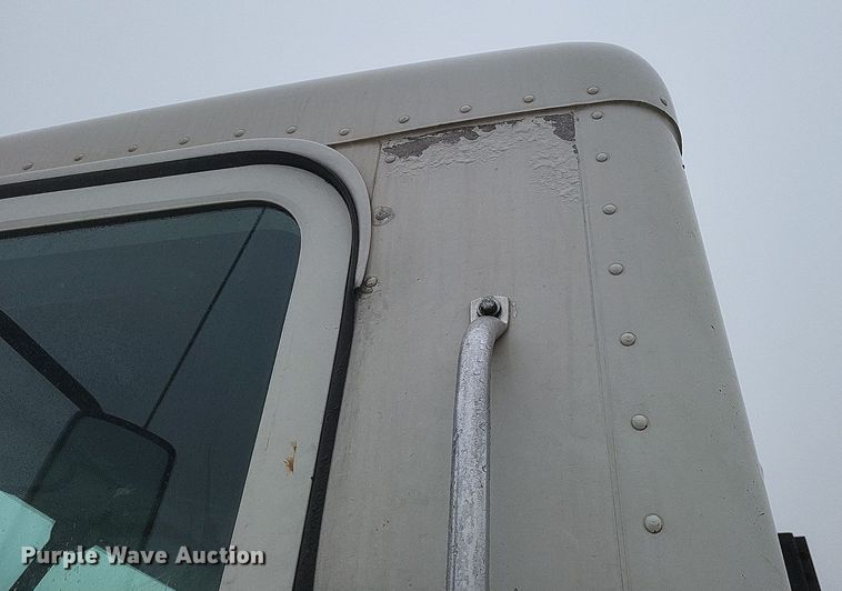 image for item DO4802 2005 Freightliner Columbia  semi truck