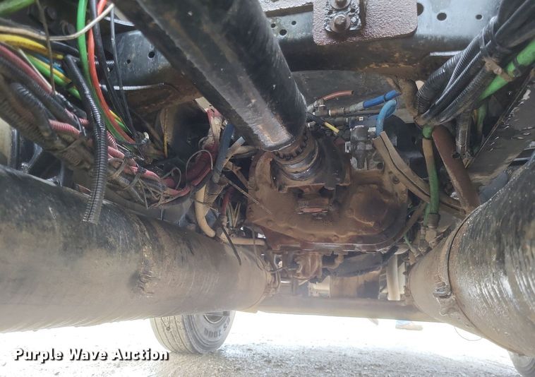 image for item DO4802 2005 Freightliner Columbia  semi truck