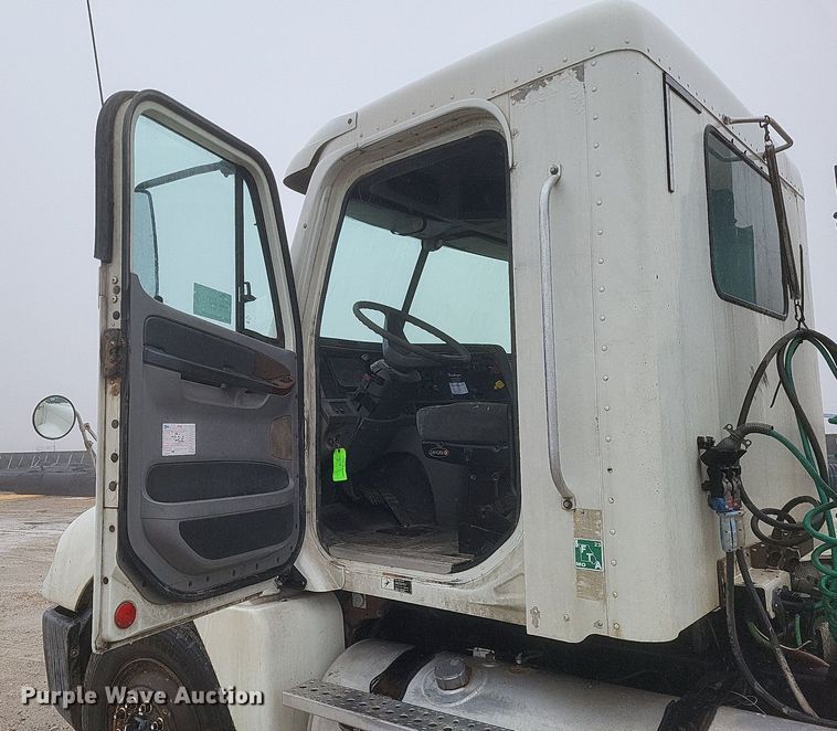 image for item DO4802 2005 Freightliner Columbia  semi truck