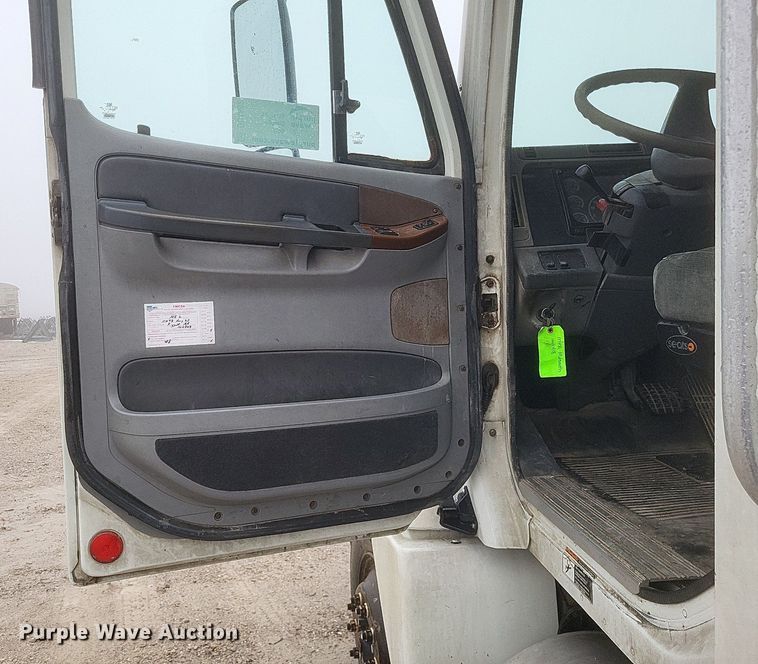 image for item DO4802 2005 Freightliner Columbia  semi truck