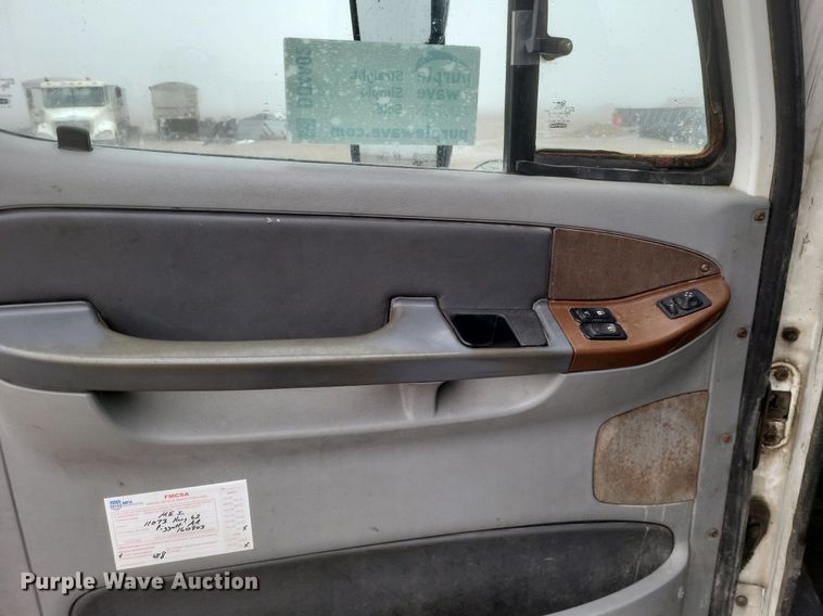 image for item DO4802 2005 Freightliner Columbia  semi truck