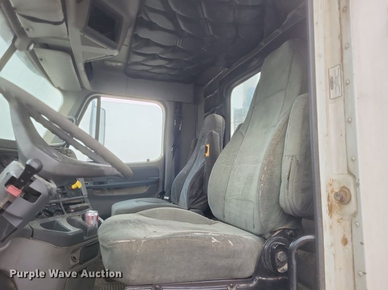 image for item DO4802 2005 Freightliner Columbia  semi truck