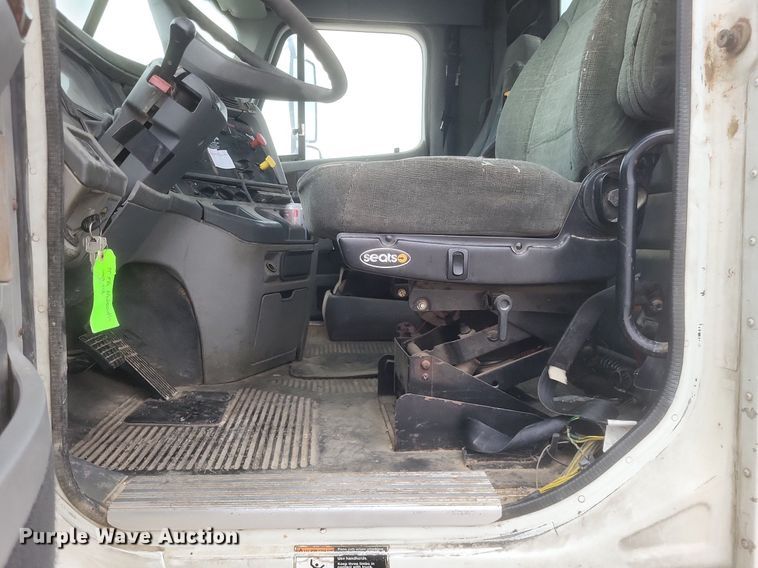 image for item DO4802 2005 Freightliner Columbia  semi truck