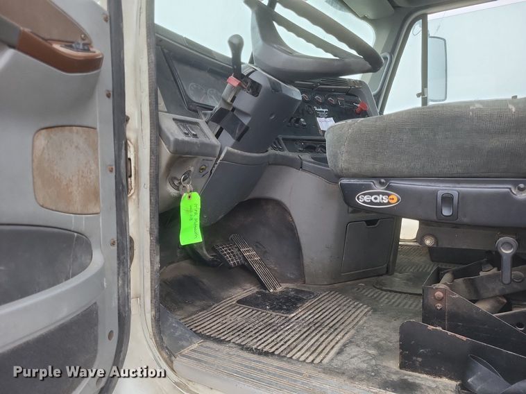 image for item DO4802 2005 Freightliner Columbia  semi truck