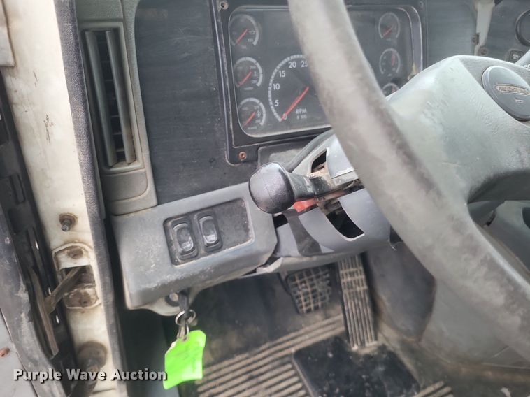 image for item DO4802 2005 Freightliner Columbia  semi truck