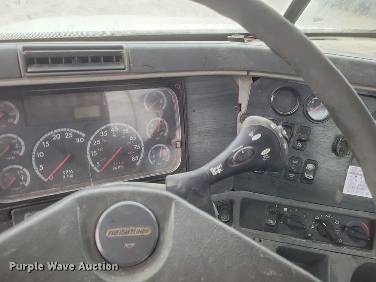 image for item DO4802 2005 Freightliner Columbia  semi truck