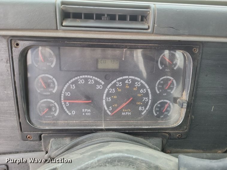 image for item DO4802 2005 Freightliner Columbia  semi truck